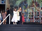 Cláudia Abreu faz compras com as filhas, Maria e Felipa
