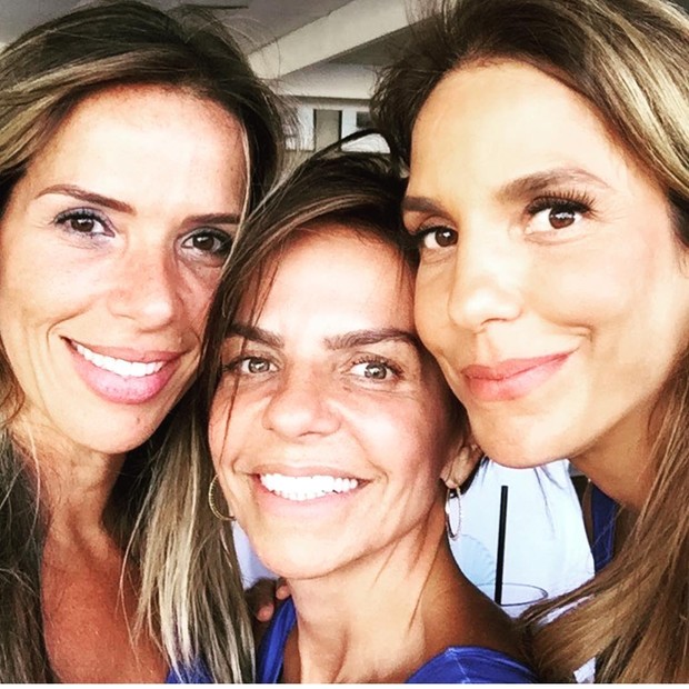 Ivete Sangalo posa com as irmãs, Carol e Cynthia Sangalo (Foto: Reprodução / Instagram)