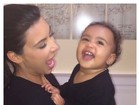 Kim Kardashian posa com a filha e critica paparazzi