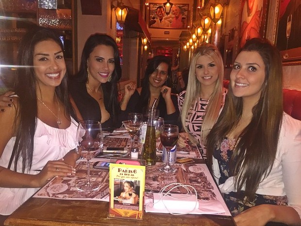 Ex-BBBs Amanda, Kelly, Julia e Tamires em restaurante em São Paulo (Foto: Instagram/ Reprodução)
