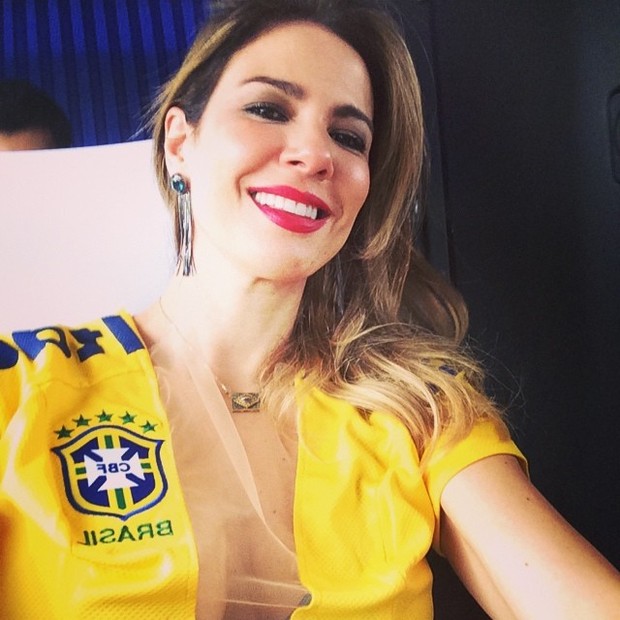 Luciana Gimenez usa blusa do Brasil decotada (Foto: Reprodução do Instagram)
