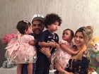 Dentinho e Dani Souza festejam 1 ano das filhas gêmeas