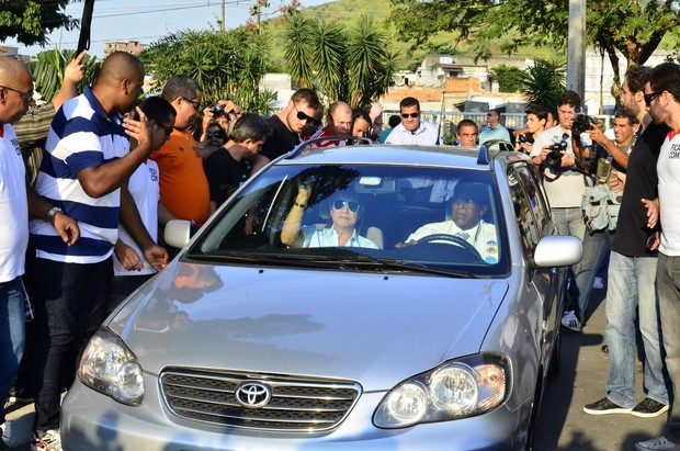 Roberto Carlos no velório e enterro de Alexandre Pessoal (Foto: Henrique Oliveira e Wallace Barbosa / AgNews)