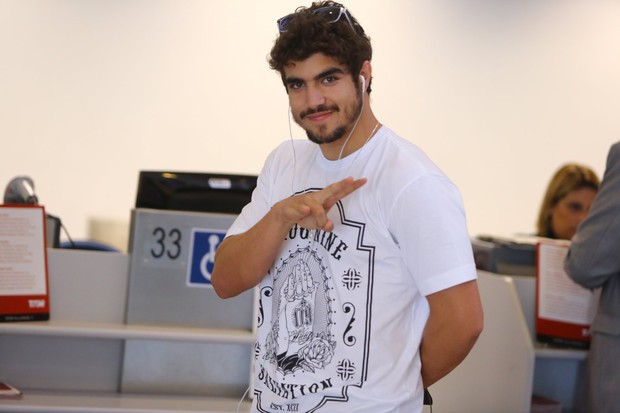 Caio Castro no aeroporto (Foto: Marcello Sá Barreto / AgNews)