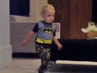 Filho de Neymar faz farra com pijama do Batman e mãe paparica