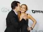 Lindsay Lohan ganha beijo de Charlie Sheen em pré-estreia de filme