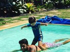 Luana Piovani posta foto fofa do marido e o filho mais velho na piscina