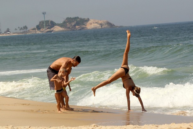 Fernanda Lima e família na praia (Foto: J.Humberto / AgNews)