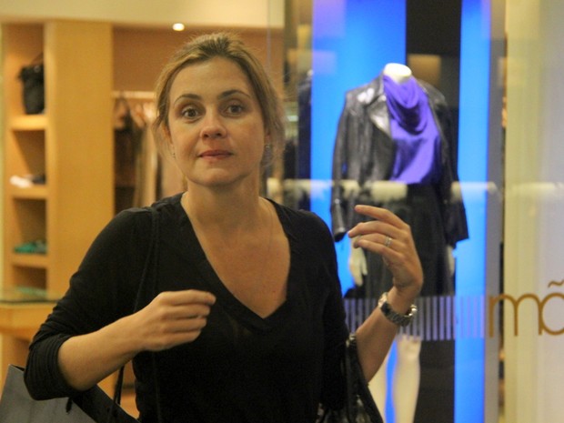 Adriana Esteves em shopping no Rio (Foto: Daniel Delmiro/ Ag. News)