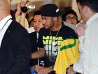 Neymar causa tumulto e é cercado por fãs no Japão