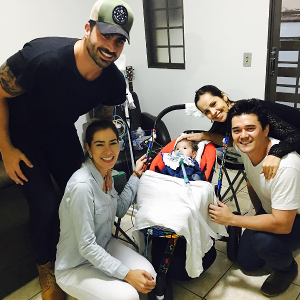 Adriana Sant&#39;Anna e Rodrigão visitam Joaquim, garoto com doença rara (Foto: Reprodução/Instagram)