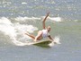 Margot Robbie leva tombos em cima da prancha em dia de surfe
