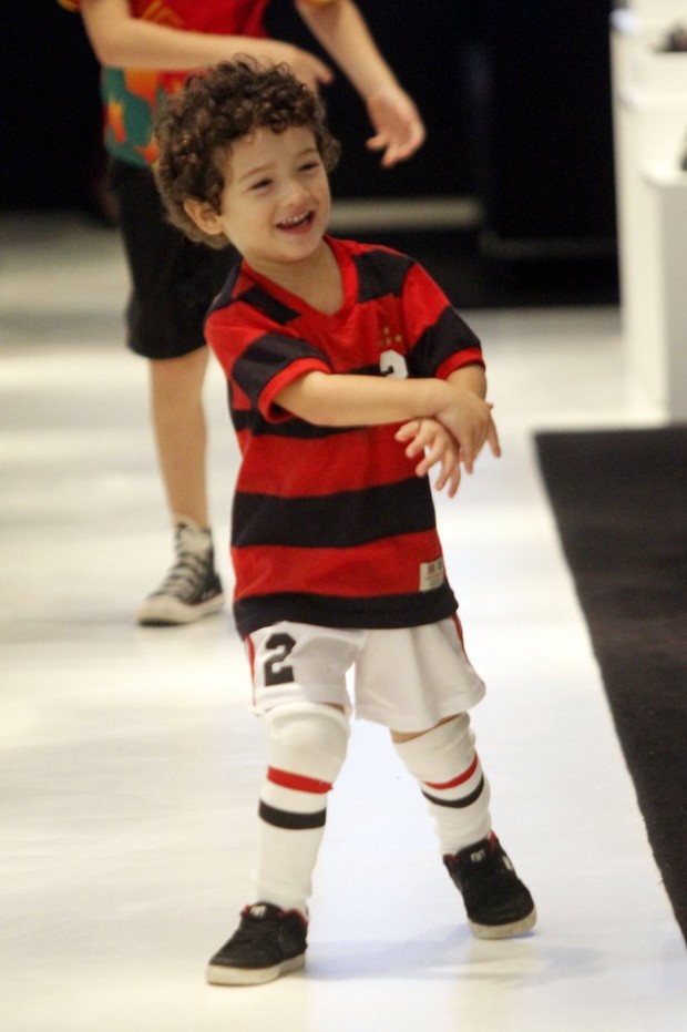 Filho de Daniele Suzuki em shopping do Rio (Foto: Marcos Ferreira / Foto Rio News)