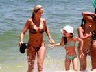 Ticiane Pinheiro exibe corpaço em dia de praia com a filha, Rafaella