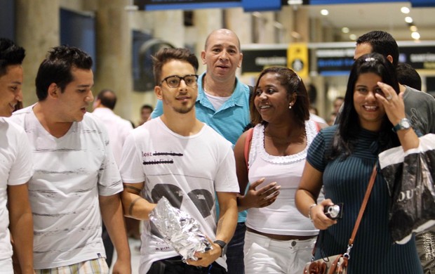 Júnior Lima com fãs em aeroporto no Rio (Foto: Alice Silva/ Ag. News)