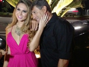 Carol Portaluppi com o pai Renato Gaúcho  (Foto: Léo Martinez/EGO)