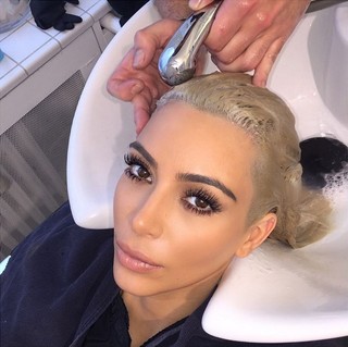 Kim Kardashian retoca o platinado em salão em Paris (Foto: Reprodução / Instagram)