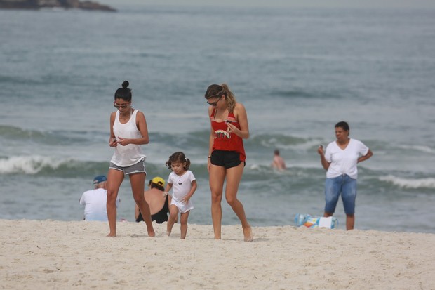 Grazi Massafera e Ana Lima correm em praia na Barra da Tijuca, RJ (Foto: Dilson Silva / Agnews)
