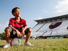 Nicollas Paixão, o Patrick de 'Cheias de Charme', mostra sua habilidade no futebol ao lado do pai