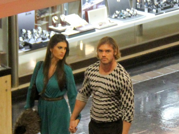 Thor Batista com namorada, Lunara Campos, em shopping no Rio (Foto: Daniel Delmiro/ Ag. News)