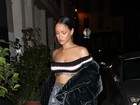 Rihanna usa top e deixa parte da barriga à mostra na França