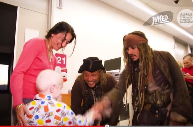 Johnny Depp visita hospital (Foto: Reprodução/Youtube)
