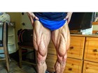 Felipe Franco mostra pernas supermusculosas, cheias de veias