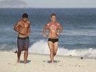 Marcello Novaes corre com o filho na praia da Barra da Tijuca