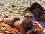 Ana de Biase coloca o bumbum no sol em dia de praia no Rio