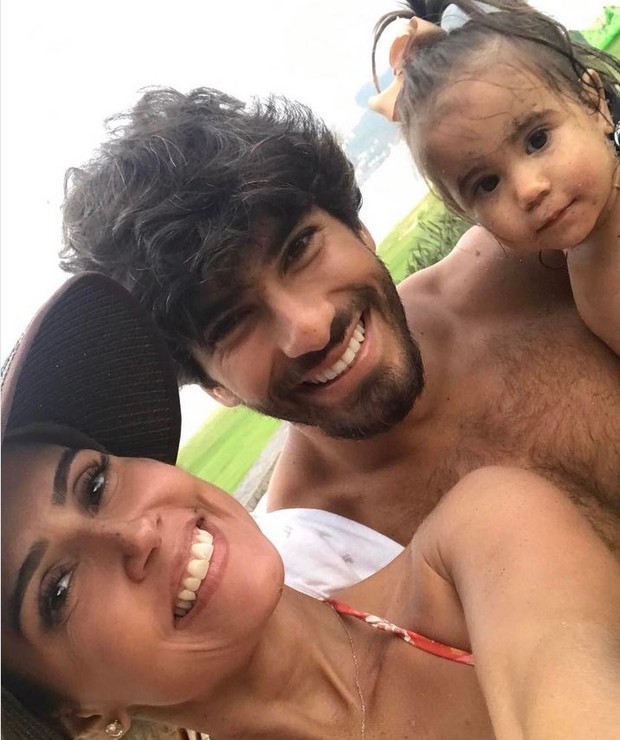 Deborah Secco, Hugo Moura e a filha Maria Flor (Foto: Instagram / Reprodução)