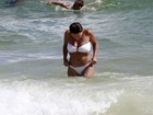 Suzana Pires dá ajeitadinha em biquíni após mergulho