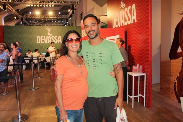 Carolina Ferraz e o marido (Foto: Cleomir Tavares / Divulgação)