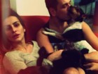 Cleo Pires se diverte com os cachorros e o marido