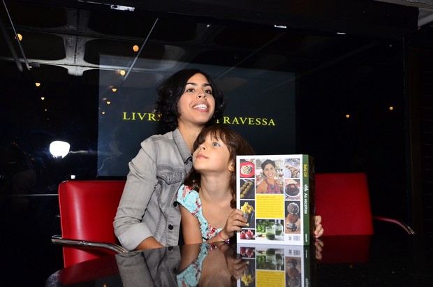 Bela Gil com a filha, Flor Gil  (Foto: Ag. News)