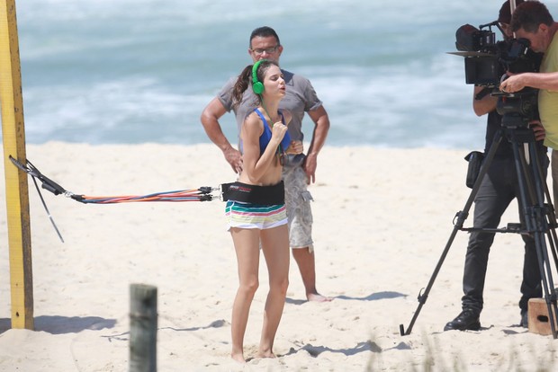 Laura Neiva gravando na praia do Recreio, RJ (Foto: Dilson Silva / Agnews)
