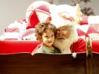 Dani Suzuki posa com Papai Noel ao lado do filho em shopping do Rio