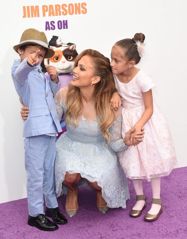 Jennifer Lopez e os filhos, Maximilian David e Emme Maribel, em première em Los Angeles, nos Estados Unidos (Foto: Jason Merritt/ Getty Images/ AFP)