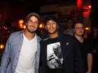 Neymar e Alexandre Pato vão a restaurante paulista