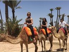 De férias com os filhos, Claudia Raia posa em cima de camelo