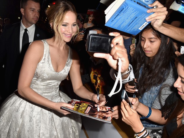 Jennifer Lawrence com fãs em première em Los Angeles, nos Estados Unidos (Foto: Kevin Winter/ Getty Images/ AFP)