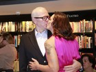 Luiza Brunet ganha beijo do namorado em noite de autógrafos