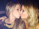 Fani Pacheco e Natalia Casassola se beijam em boate