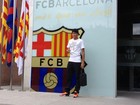 Neymar posta primeira foto ao lado do brasão do Barcelona 