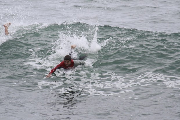 Caio Castro surfa na Prainha (Foto: Dilson Silva / AgNews)