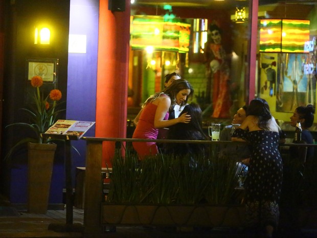 Renata Dominguez com amigas em restaurante na Zona Oeste do Rio (Foto: Ag. News)