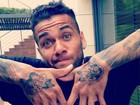Daniel Alves mostra novas tatuagens: 'Vida', 'Love'