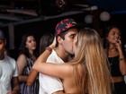 Carolina Portaluppi troca beijos com DJ em festa no Rio