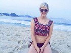 Sophia Abrahão posa de top e barriga de fora na praia 