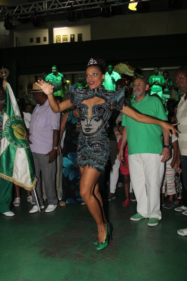 Quitéria Chagas é coroada Rainha da Império Serrano com vestido de 5 kg, em Madureira (Foto: Wallace Barbosa/AgNews/Divulgação)