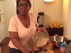 Sem maquiagem e de óculos, Oprah Winfrey cozinha em casa